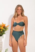Laden Sie das Bild in den Galerie-Viewer, Model Front: Rio De Sol Set Set Palace Twist Belted-High-Waist