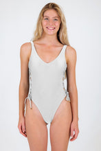 Laden Sie das Bild in den Galerie-Viewer, Model Front: Rio De Sol Badeanzug Shimmer-White Zoe