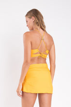 Laden Sie das Bild in den Galerie-Viewer, Model Back: Rio De Sol Strandrock Solar Skirt-Knot