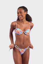 Laden Sie das Bild in den Galerie-Viewer, Model Front: Rio De Sol Oberteil Top Square Kyra