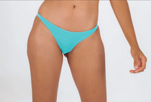Laden Sie das Bild in den Galerie-Viewer, Model Front: Rio De Sol Unterteil Bottom Breeze Leblon-Fio
