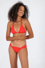 Laden Sie das Bild in den Galerie-Viewer, Model Front: Rio De Sol Oberteil Top Rouge Mel
