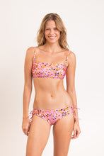 Laden Sie das Bild in den Galerie-Viewer, Model Front: Rio De Sol Oberteil Top Sweet-Camo Bandeau-Reto
