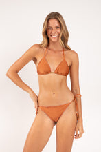 Laden Sie das Bild in den Galerie-Viewer, Model Front: Rio De Sol Unterteil Bottom Shimmer-Nocciola Frufru
