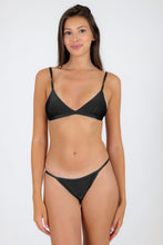 Laden Sie das Bild in den Galerie-Viewer, Model Front: Rio De Sol Oberteil Top Shimmer-Black Tri-Fixo
