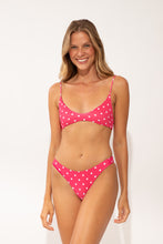 Laden Sie das Bild in den Galerie-Viewer, Model Front: Wednesday In Hawaii By Rio De Sol Set Set Kiko-Guava Hana Sunset
