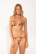 Laden Sie das Bild in den Galerie-Viewer, Model Front: Wednesday In Hawaii By Rio De Sol Set Set Pua-Coco-Lilikoi Mel
