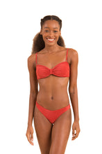 Laden Sie das Bild in den Galerie-Viewer, Model Front: Rio De Sol Oberteil Top Malibu-Chili Bandeau-Duo
