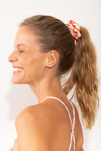 Laden Sie das Bild in den Galerie-Viewer, Model Front: Rio De Sol Haar-Accessoires Sahari Scrunchie
