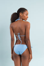 Laden Sie das Bild in den Galerie-Viewer, Model Back: Rio De Sol Set Set Shimmer-Baltic-Sea Tri-Inv Ibiza-Comfy
