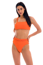 Laden Sie das Bild in den Galerie-Viewer, Model Front: Rio De Sol Set Set St-Tpz-Tangerina Reto Hotpant-High
