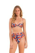 Laden Sie das Bild in den Galerie-Viewer, Model Front: Rio De Sol Unterteil Bottom Leaves Hotpants
