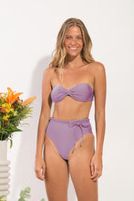 Laden Sie das Bild in den Galerie-Viewer, Model Front: Rio De Sol Unterteil Bottom Shimmer-Harmonia Belted-High-Waist
