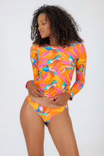 Laden Sie das Bild in den Galerie-Viewer, Model Front: Rio De Sol Oberteil Top Orange-Bloom Rash-Guard
