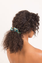 Laden Sie das Bild in den Galerie-Viewer, Model Front: Rio De Sol Haar-Accessoires Morumbi Scrunchie
