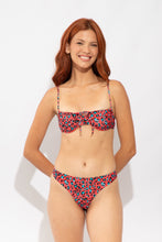 Laden Sie das Bild in den Galerie-Viewer, Model Front: Rio De Sol Unterteil Bottom Coral-Feline Nice-Fio
