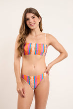 Laden Sie das Bild in den Galerie-Viewer, Model Front: Rio De Sol Set Set Stripes Bandeau-Reto Essential-Comfy
