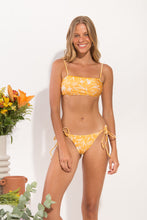 Laden Sie das Bild in den Galerie-Viewer, Model Front: Rio De Sol Set Set Sunny-Forest Bandeau-Reto Ibiza-Comfy
