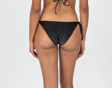 Laden Sie das Bild in den Galerie-Viewer, Model Back: Rio De Sol Unterteil Bottom Shimmer-Black Ibiza-Comfy
