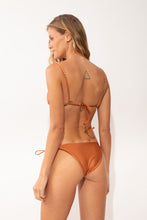 Laden Sie das Bild in den Galerie-Viewer, Model Back: Rio De Sol Unterteil Bottom Shimmer-Nocciola Ibiza-Comfy-Gold
