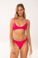 Laden Sie das Bild in den Galerie-Viewer, Model Front: Wednesday In Hawaii By Rio De Sol Set Set Guava Hana Sunset
