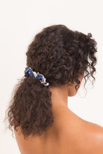 Laden Sie das Bild in den Galerie-Viewer, Model Front: Rio De Sol Haar-Accessoires Pottery Scrunchie
