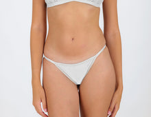Laden Sie das Bild in den Galerie-Viewer, Model Front: Rio De Sol Unterteil Bottom Shimmer-White California
