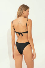Laden Sie das Bild in den Galerie-Viewer, Model Back: Wednesday In Hawaii By Rio De Sol Oberteil Top Lava Shell
