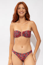 Laden Sie das Bild in den Galerie-Viewer, Model Front: Rio De Sol Unterteil Bottom Coral-Feline Nice
