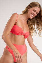 Laden Sie das Bild in den Galerie-Viewer, Image 07: Rio De Sol Set Set Malibu-Folia Bandeau-Iris Highwaist-Spin-Iris
