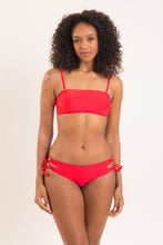 Laden Sie das Bild in den Galerie-Viewer, Model Front: Rio De Sol Unterteil Bottom Rouge Madrid
