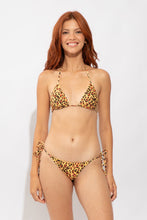 Laden Sie das Bild in den Galerie-Viewer, Model Front: Rio De Sol Oberteil Top Yellow-Feline Tri-Inv
