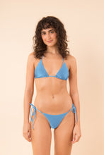 Laden Sie das Bild in den Galerie-Viewer, Model Front: Rio De Sol Oberteil Top Shimmer-Baltic-Sea Tri-Inv
