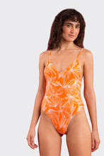 Laden Sie das Bild in den Galerie-Viewer, Model Front: Rio De Sol Badeanzug Trail-Orange Hype
