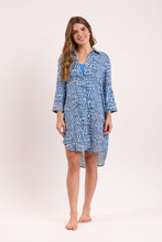 Laden Sie das Bild in den Galerie-Viewer, Model Front: Rio De Sol Hemdblusenkleid Chuva Chemise Gabriele
