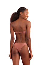 Laden Sie das Bild in den Galerie-Viewer, Model Back: Rio De Sol Unterteil Bottom Shimmer-Copper Essential
