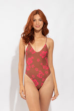 Laden Sie das Bild in den Galerie-Viewer, Model Front: Wednesday In Hawaii By Rio De Sol Badeanzug Pua-Coco-Guava Hilo
