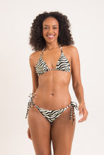 Laden Sie das Bild in den Galerie-Viewer, Model Front: Rio De Sol Unterteil Bottom Wild-Black Lacinho
