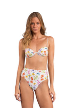 Laden Sie das Bild in den Galerie-Viewer, Model Front: Rio De Sol Set Set Countryside Kyra Hotpants
