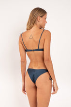 Laden Sie das Bild in den Galerie-Viewer, Model Back: Rio De Sol Set Set Shimmer-Shark Balconet-Tie Cheeky-Tie-Gold
