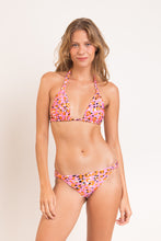 Laden Sie das Bild in den Galerie-Viewer, Model Front: Rio De Sol Oberteil Top Sweet-Camo Mel
