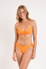 Laden Sie das Bild in den Galerie-Viewer, Model Front: Rio De Sol Oberteil Top Bio-Laranjada Corine
