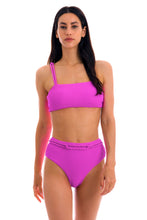 Laden Sie das Bild in den Galerie-Viewer, Model Front: Rio De Sol Set Set St-Tpz-Pink Reto Hotpant-High
