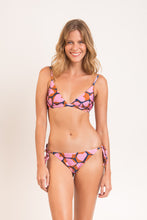 Laden Sie das Bild in den Galerie-Viewer, Model Front: Rio De Sol Oberteil Top Amore-Pink Tri-Fixo
