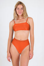 Laden Sie das Bild in den Galerie-Viewer, Model Front: Rio De Sol Oberteil Top Paprica Bandeau-Reto
