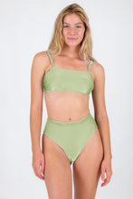 Laden Sie das Bild in den Galerie-Viewer, Model Front: Rio De Sol Set Set Oliva Bandeau-Reto Hotpants
