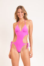 Laden Sie das Bild in den Galerie-Viewer, Model Front: Rio De Sol Badeanzug Vita-Pink Trikini-Comfy
