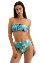 Laden Sie das Bild in den Galerie-Viewer, Model Front: Rio De Sol Oberteil Top Flower Geometric Reto
