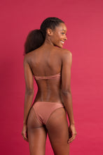 Laden Sie das Bild in den Galerie-Viewer, Image 10: Rio De Sol Set Set Shimmer-Copper Bandeau-Joy Essential
