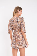 Laden Sie das Bild in den Galerie-Viewer, Model Back: Rio De Sol Mini Dress Leopard Mini Dress
